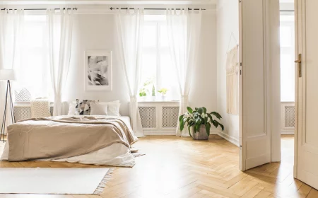 Helles Schlafzimmer Design mit Laminatboden