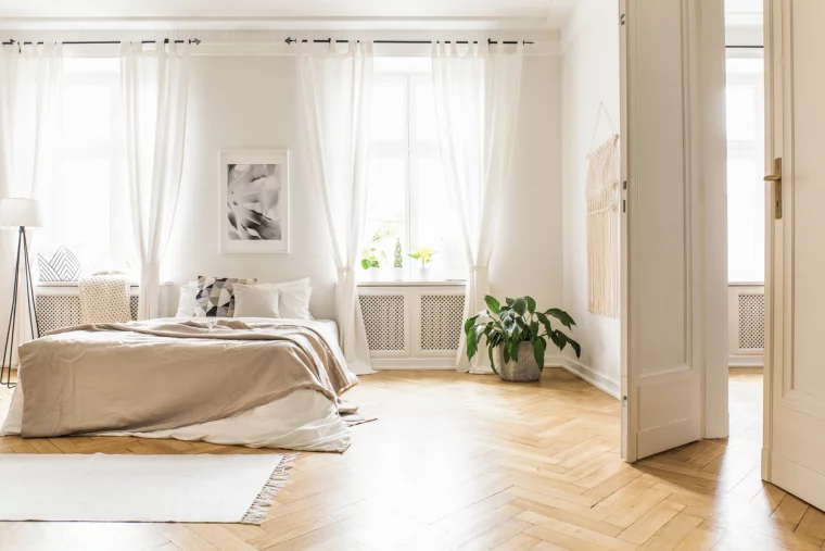 Helles Schlafzimmer Design mit Laminatboden