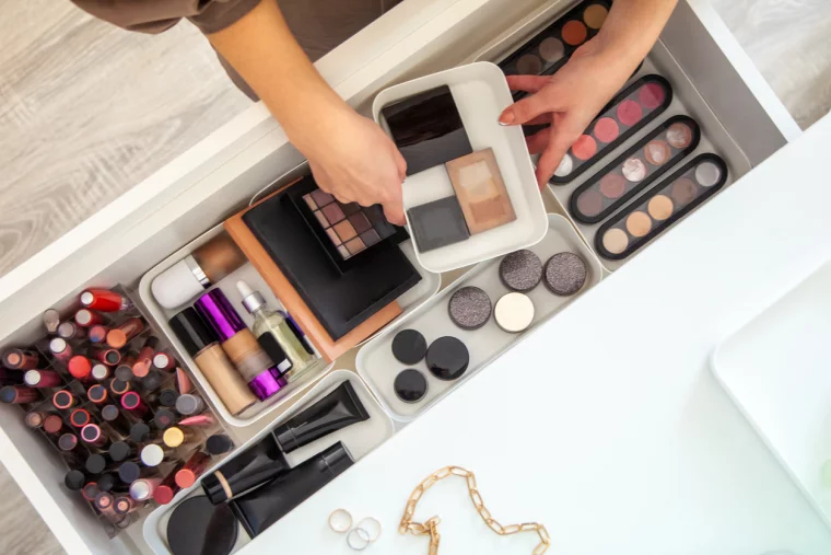 Make-up-Aufbewahrung im Schminktisch