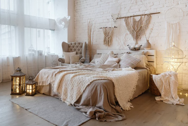 Schlafzimmer Design im Boho Style mit Laternen und Lichterketten