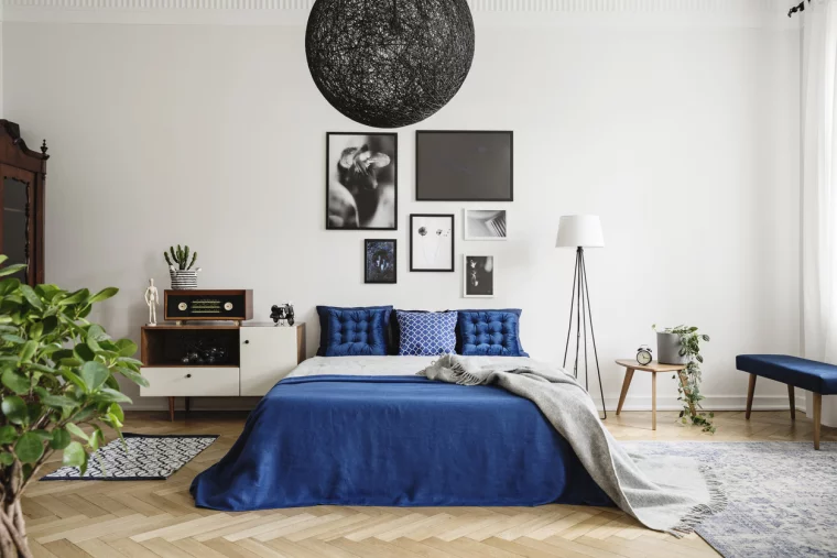 Schlafzimmer Design mit Bildern als Wanddeko