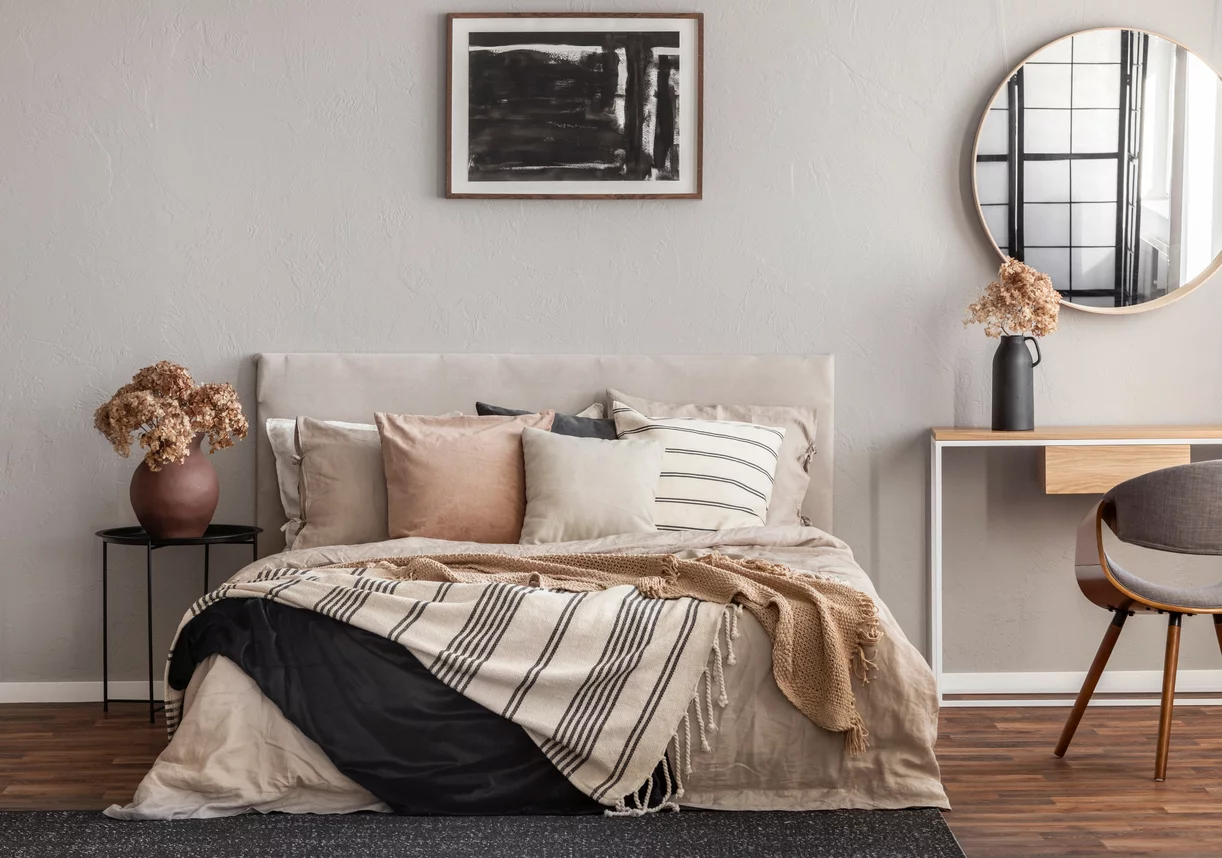 Schönes Schlafzimmer Design mit Holz und Textilien in Brauntönen