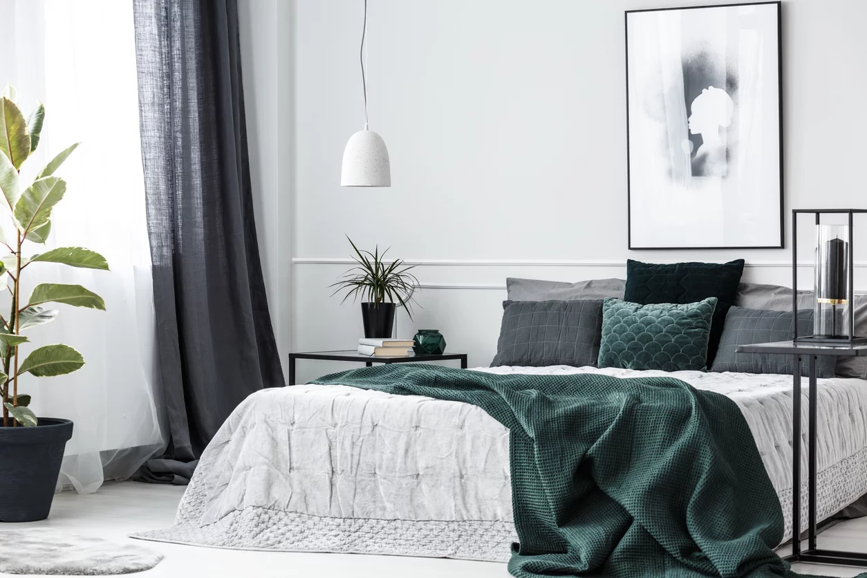 Weiß, Grau und Dunkelgrün im Schlafzimmer Design