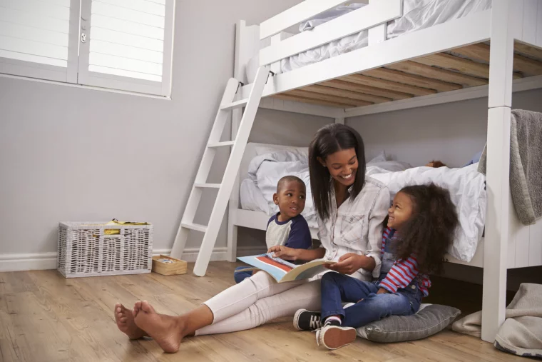 Zwei Kinder und ihre Mutter im Kinderzimmer