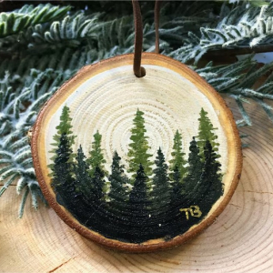 Baumscheiben Deko Weihnachten – eine meisterhaft bemalte Baumscheibe