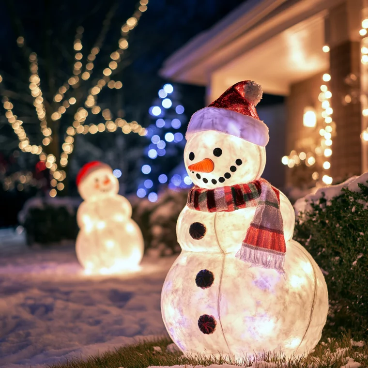 Leuchtende Schneemänner – schöne Weihnachtsdeko für draußen