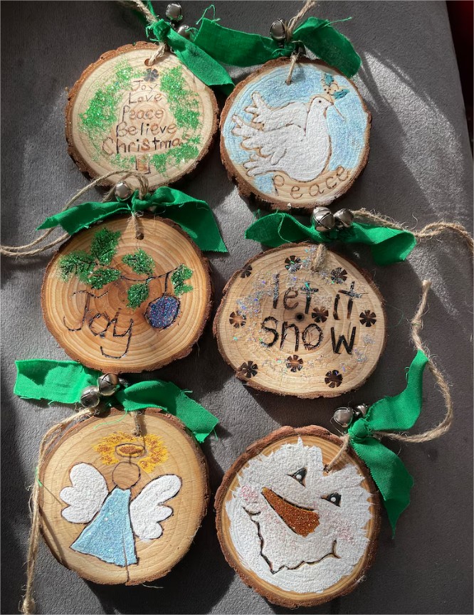 die Kindermotive auf Holzscheiben sind so niedlich Baumscheiben Deko Weihnachten in bunten Farben und mit Kindermotiven