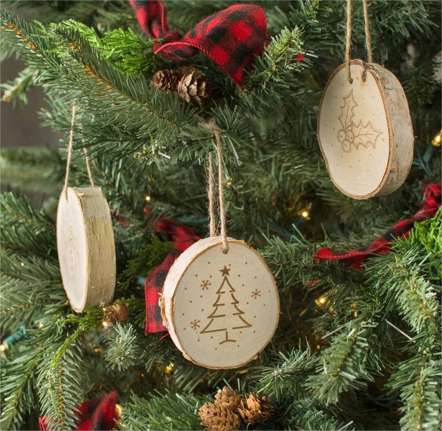 bemalte Holzscheiben hängen am Christbaum Baumscheiben Deko Weihnachten zum Aufhängen