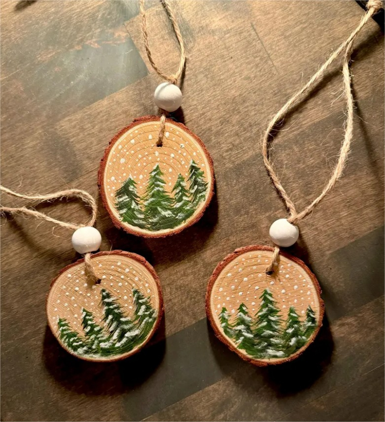 schön bemalte Baumscheiben Deko Weihnachten