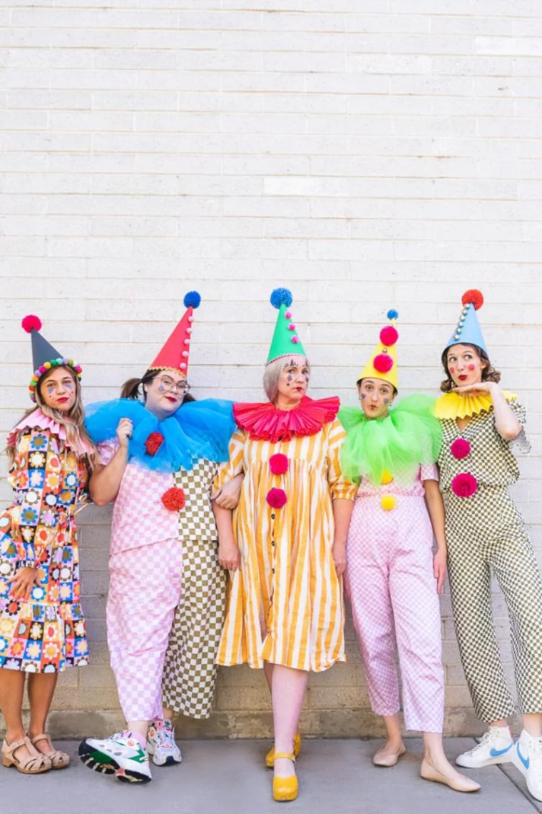 Fünf Frauen in Clown-Kostümen beim Fasching in Deutschland