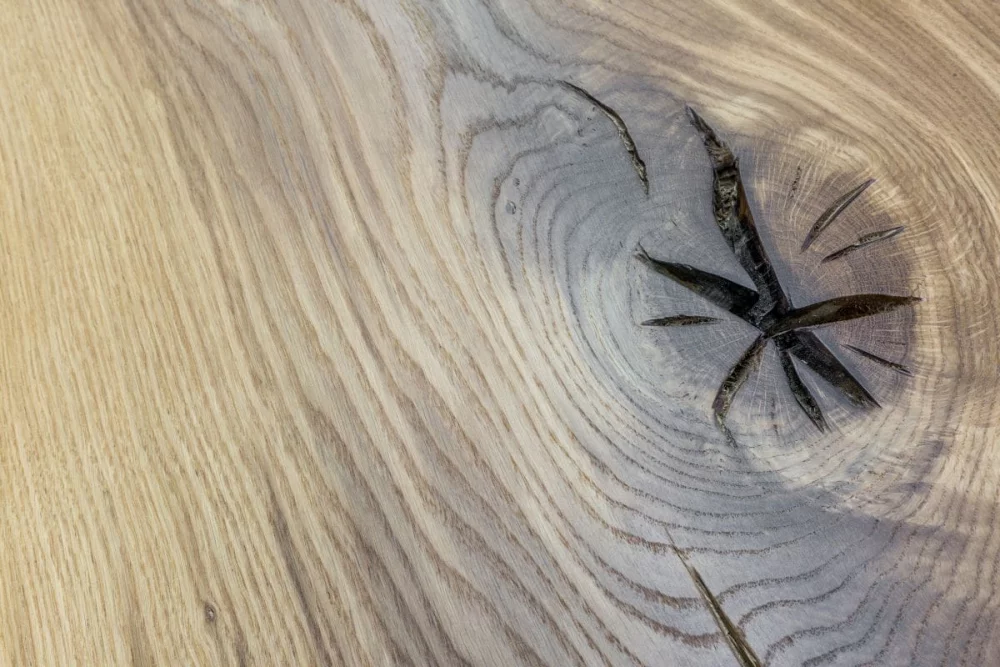 Waschtischplatte aus Holz mit verfüllten Rissen und Astlöchern