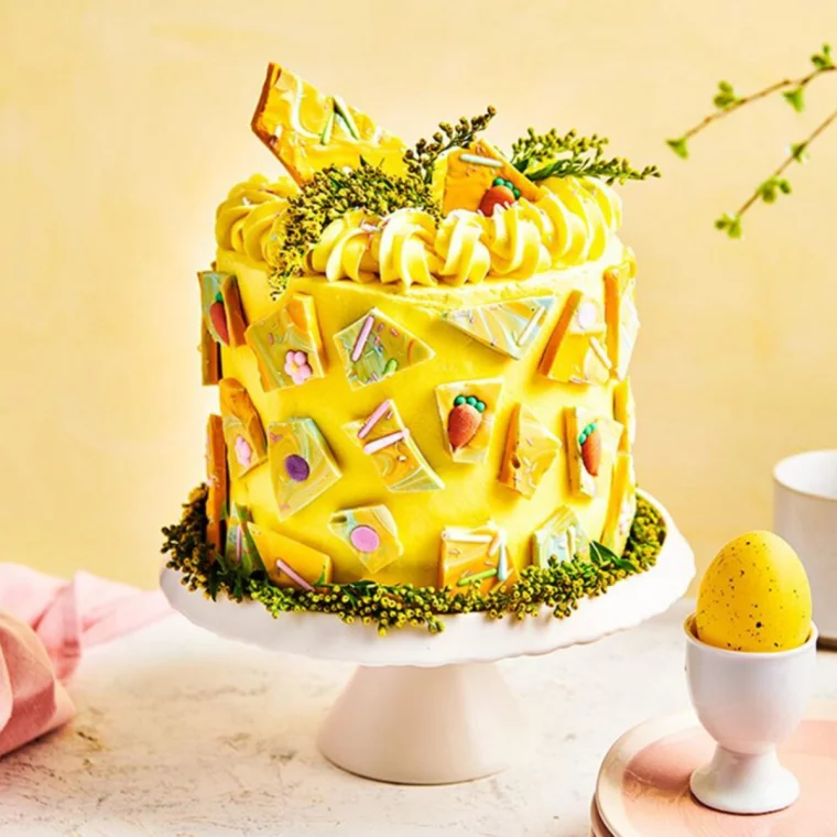 Osterkuchen in Gelb und prächtig dekoriert