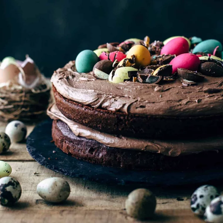 Schokoladenkuchen zu Ostern backen und mit Eiern schmücken