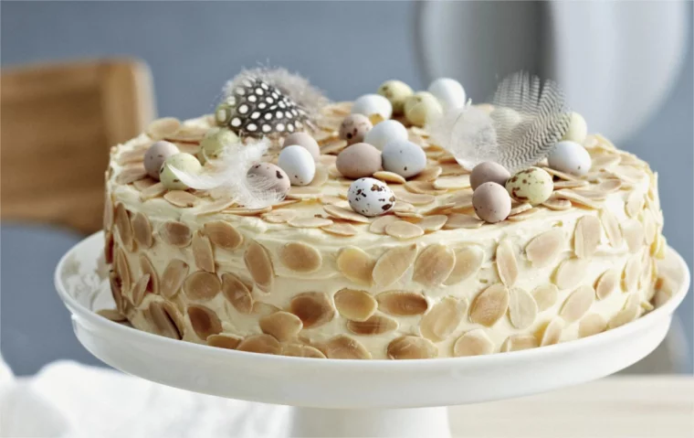 den Kuchen mit Mandeln und Ostereiern schmücken