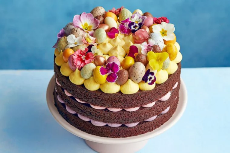 drei Schichten Schokokuchen mit frischer Deko darauf