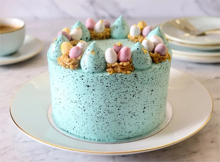 hellblauer Osterkuchen mit Nüssen