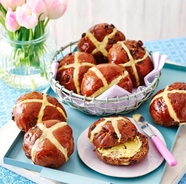 Backideen für das Osterfest - frische Brötchen