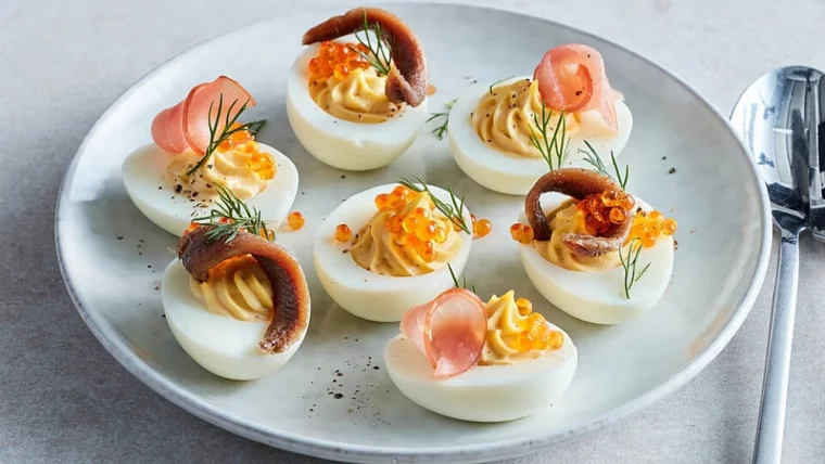 Deviled Eggs mit Kaviar und Bacon