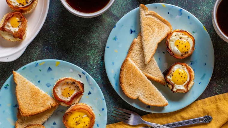 Eier in Muffinform mit Brot – Osterfrühstück Ideen