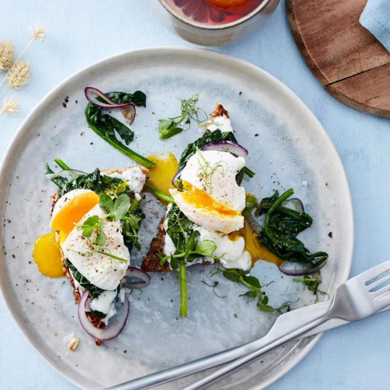 Eier mit grünem Salat - Osterfrühstück Ideen