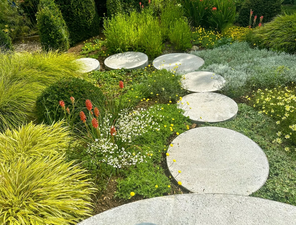 runde Trittsteine Garten führen durch den ganzen Outdoor-Bereich 