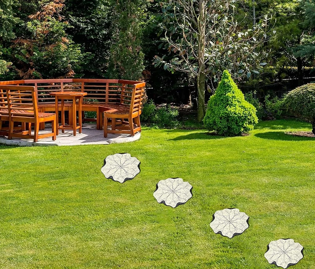 Trittsteine aus Beton in Blätterform auf dem Rasen im Garten 