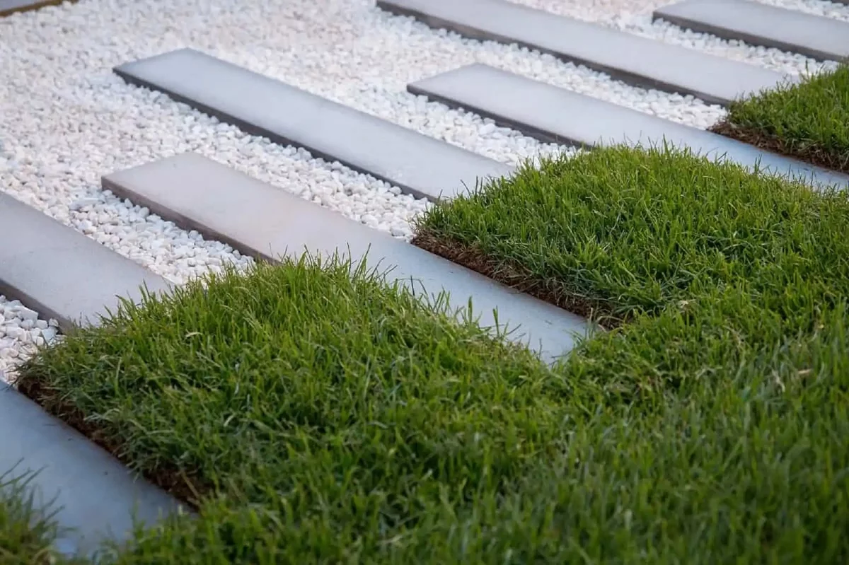 schöne rechteckige Steinplatten für einen gut strukturierten Garten 