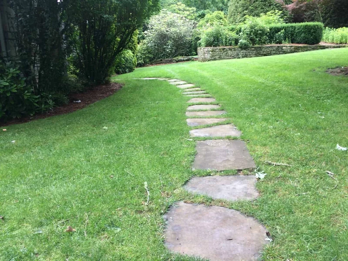 große Trittsteine Garten verlaufen durch die Rasenfläche