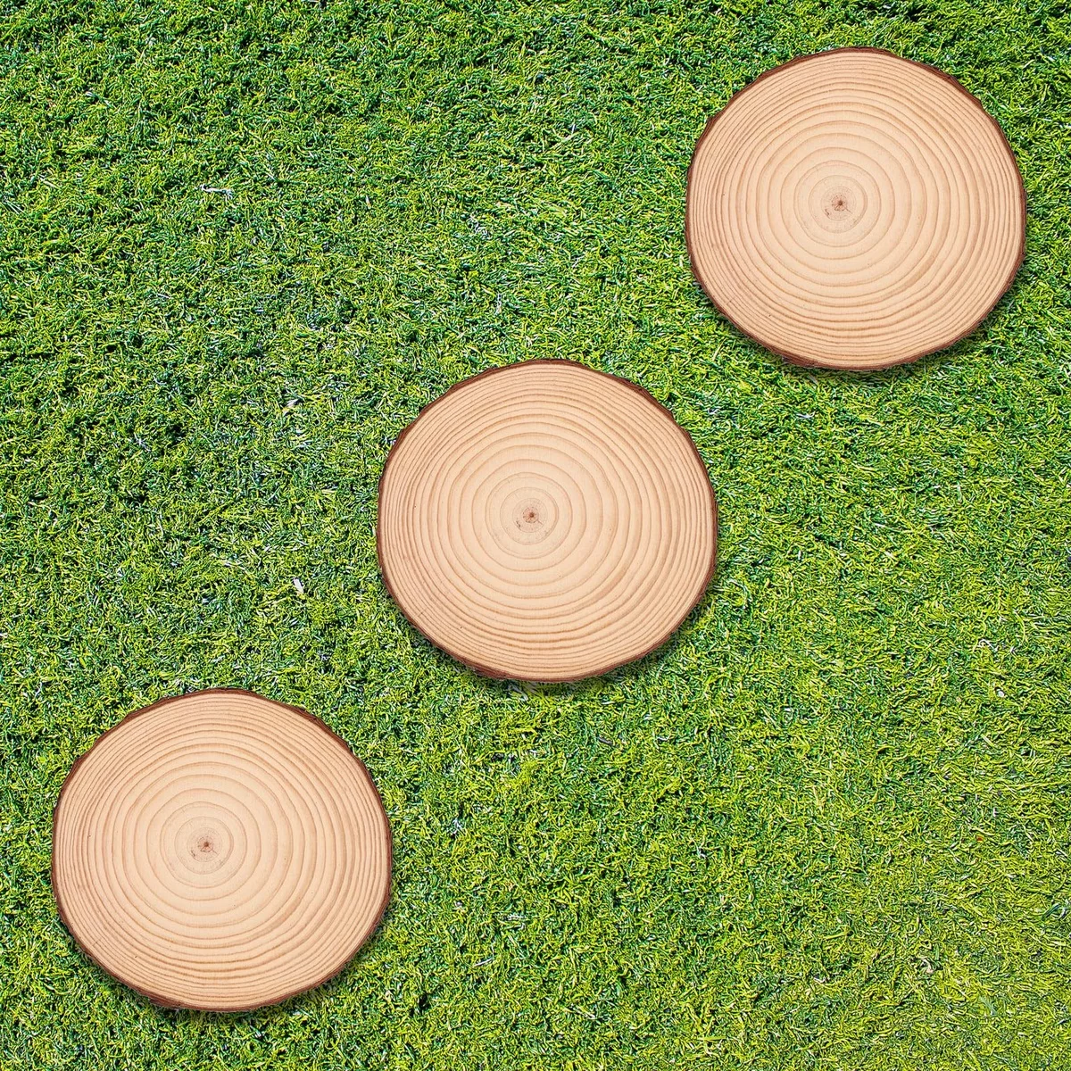 runde Holzscheiben oder Imitationen von Holz als Trittplatten im garten verwenden 