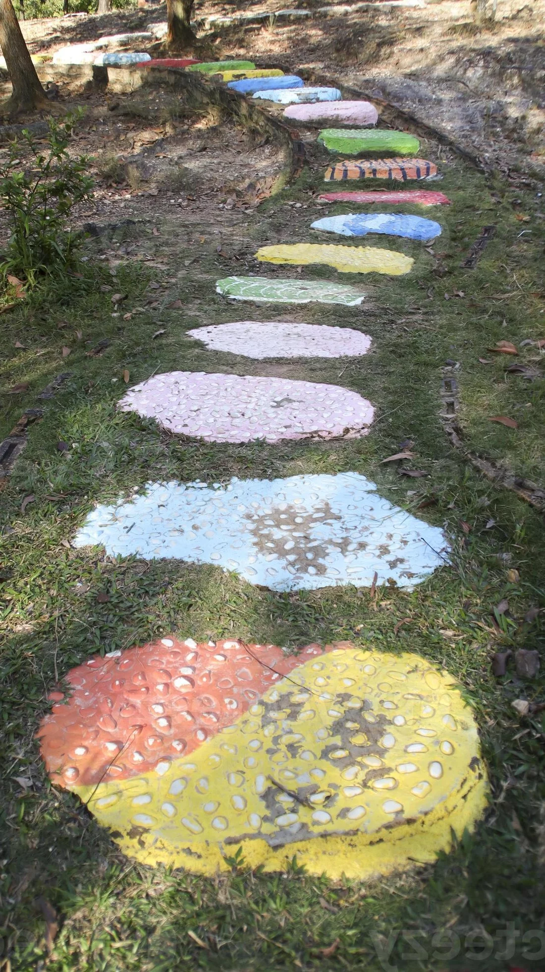 bunt bemalte Trittsteine Garten bilden schönen Gartenweg 