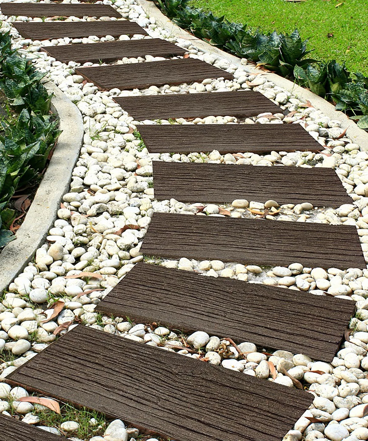 Trittplatten für den Garten aus wetterfestem Kunststoff verlegen