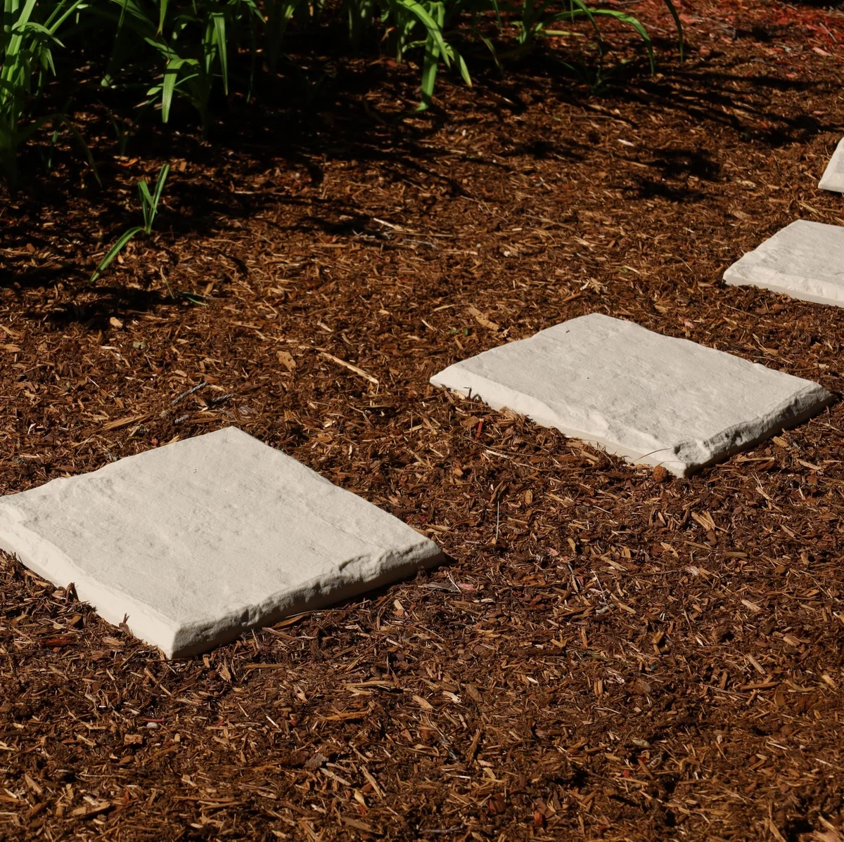 quadratische Trittsteine im Garten verlegen 