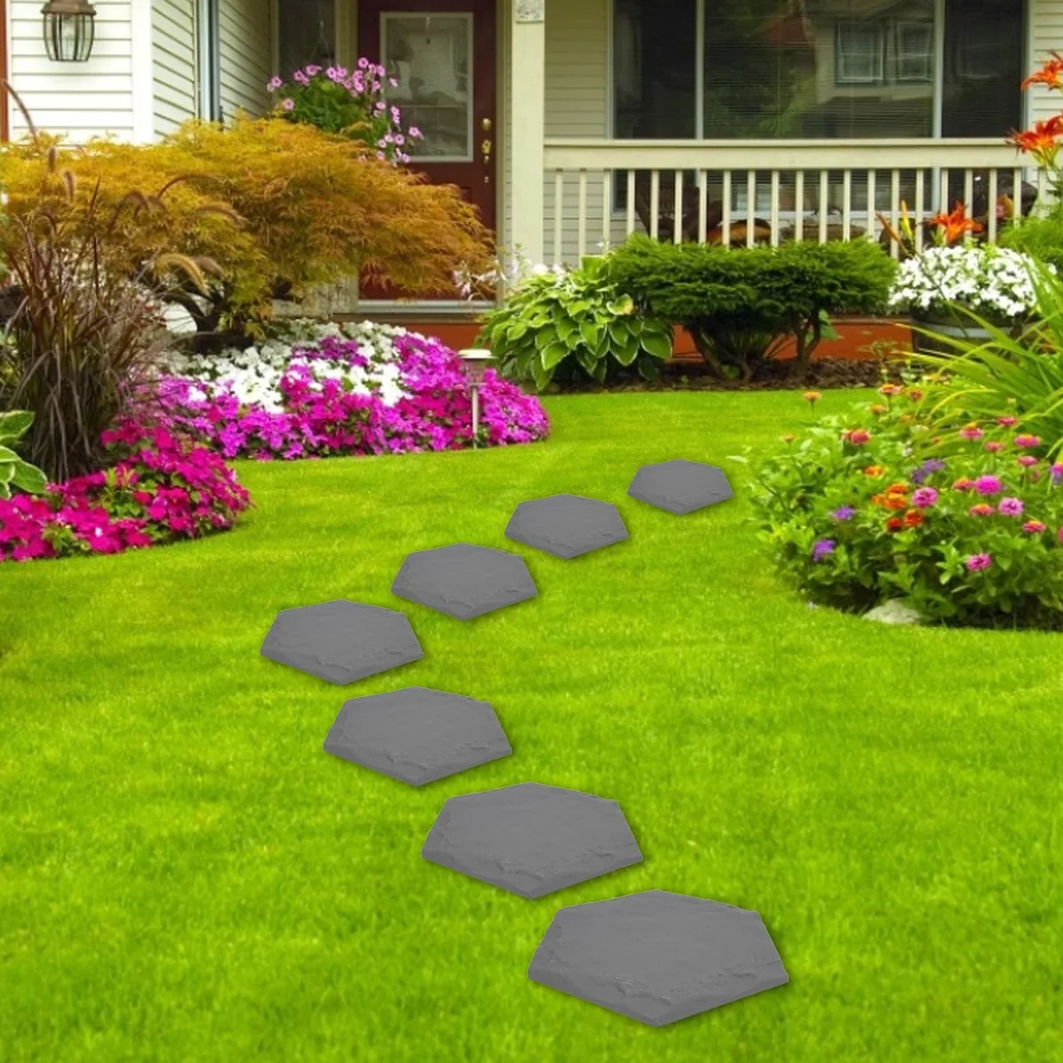 fünfeckige Trittsteine aus Beton auf dem Rasen im Garten 