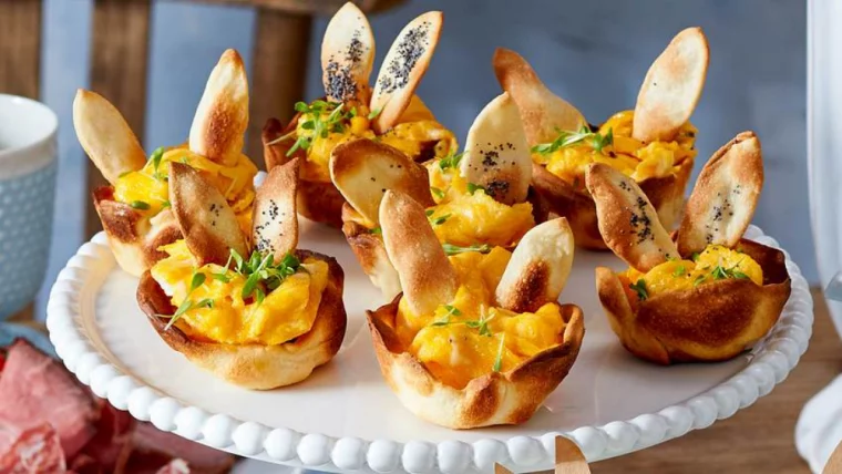 Muffins in Hasenform mit gelber Füllung zum Osterfrühstück
