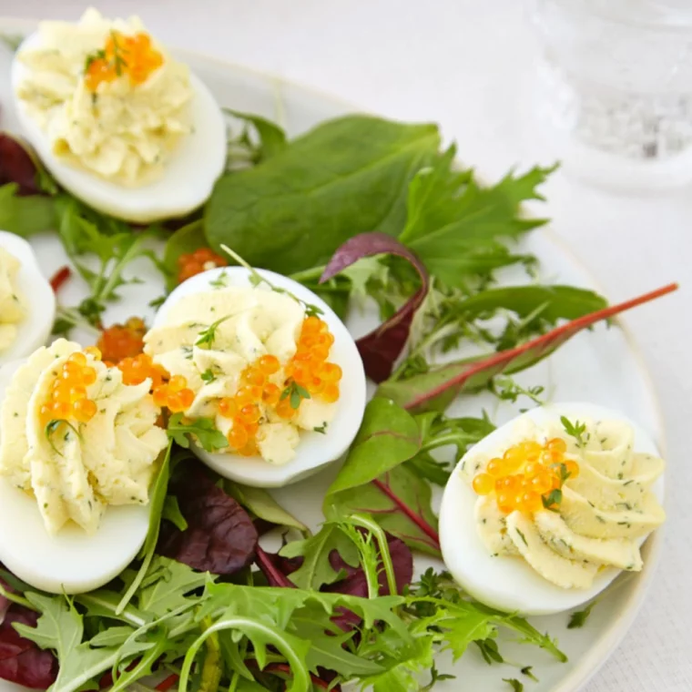 Osterfrühstück Ideen mit deviled eggs und frischer Salat