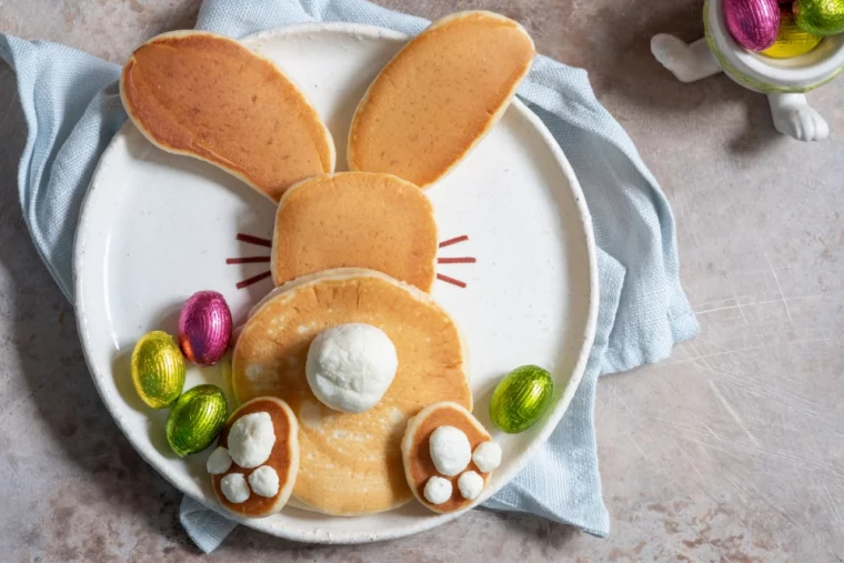 Osterfrühstück Ideen – Pfannkuchen in Hasenform geordnet