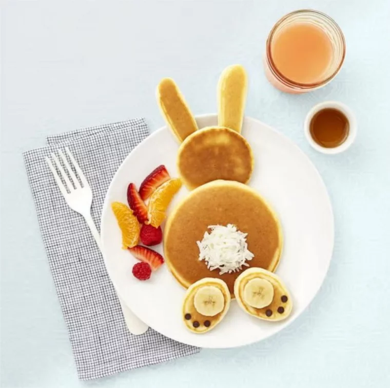 Pancakes als Osterhase mit frischen Früchten auf dem Teller