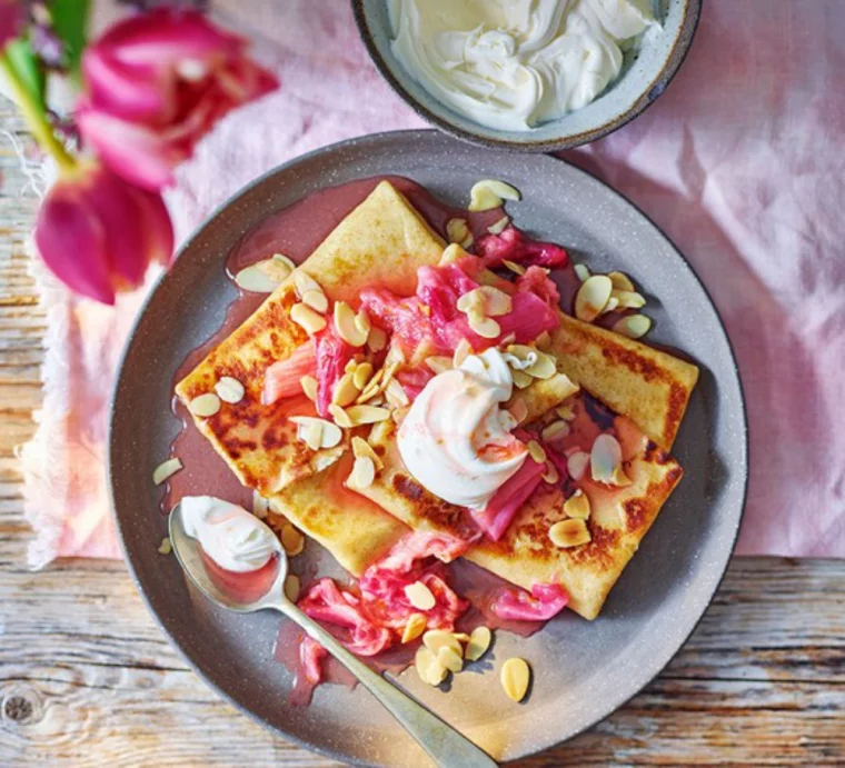 Pfannkuchen mit leckerer Garnitur – Osterfrühstück Ideen