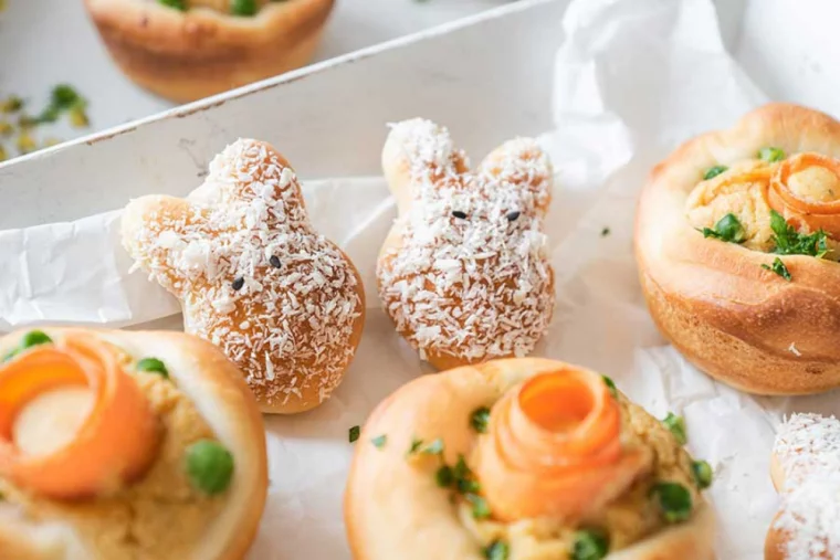 Salzige Häppchen mit Lachs und süße Osterhasen