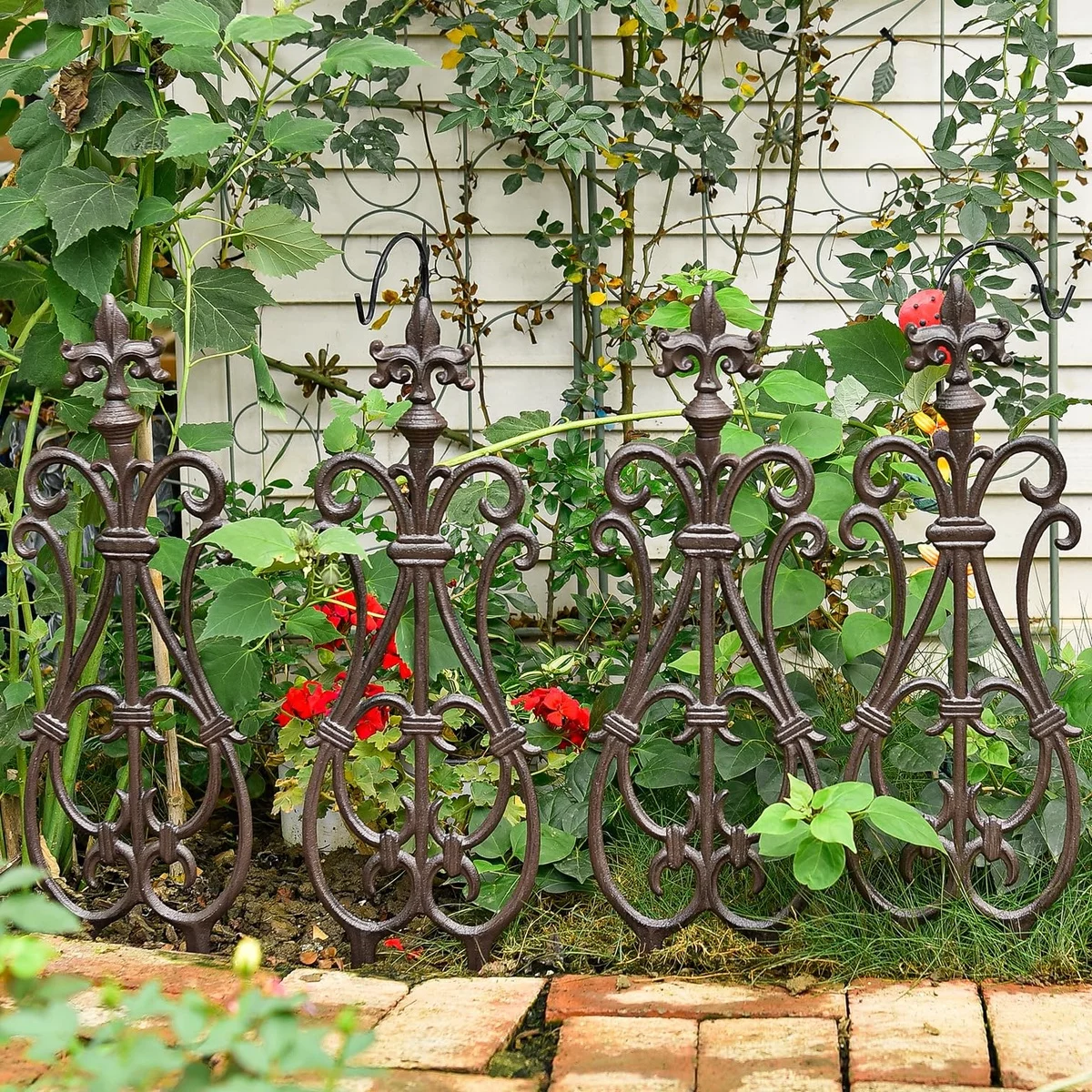 Rankhilfe für Gartenblumen aus Metall im Shabby Chic Stil