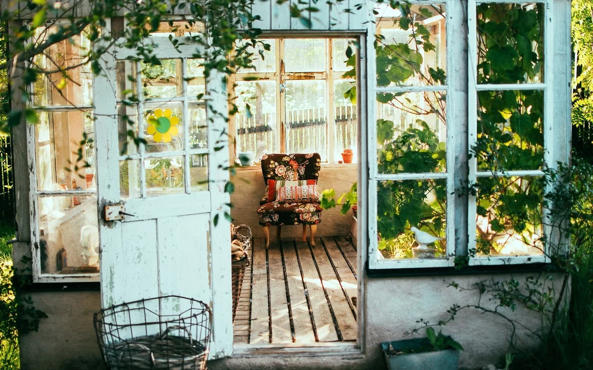 Gartenhaus im Shabby Chic Stil mit Vintage Möbeln eingerichtet 