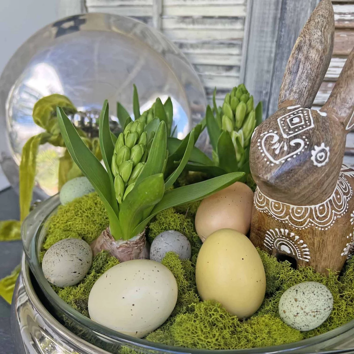 schöne Osterarrangement mit Eiern und Hasen in Vintage Stil 