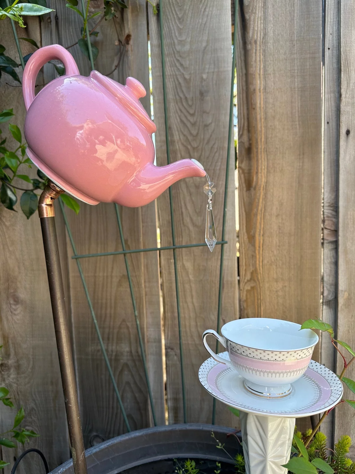 alte Porzellankanne und Tasse als Gartendeko Vintage 