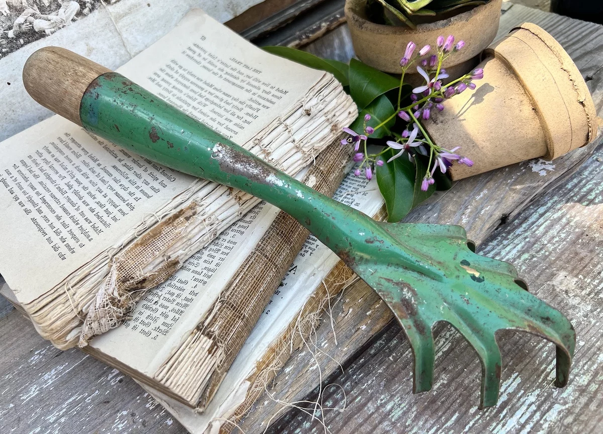 alte ausgenutzte Garteninstrumente neu einsetzen als Gartendeko Vintage 