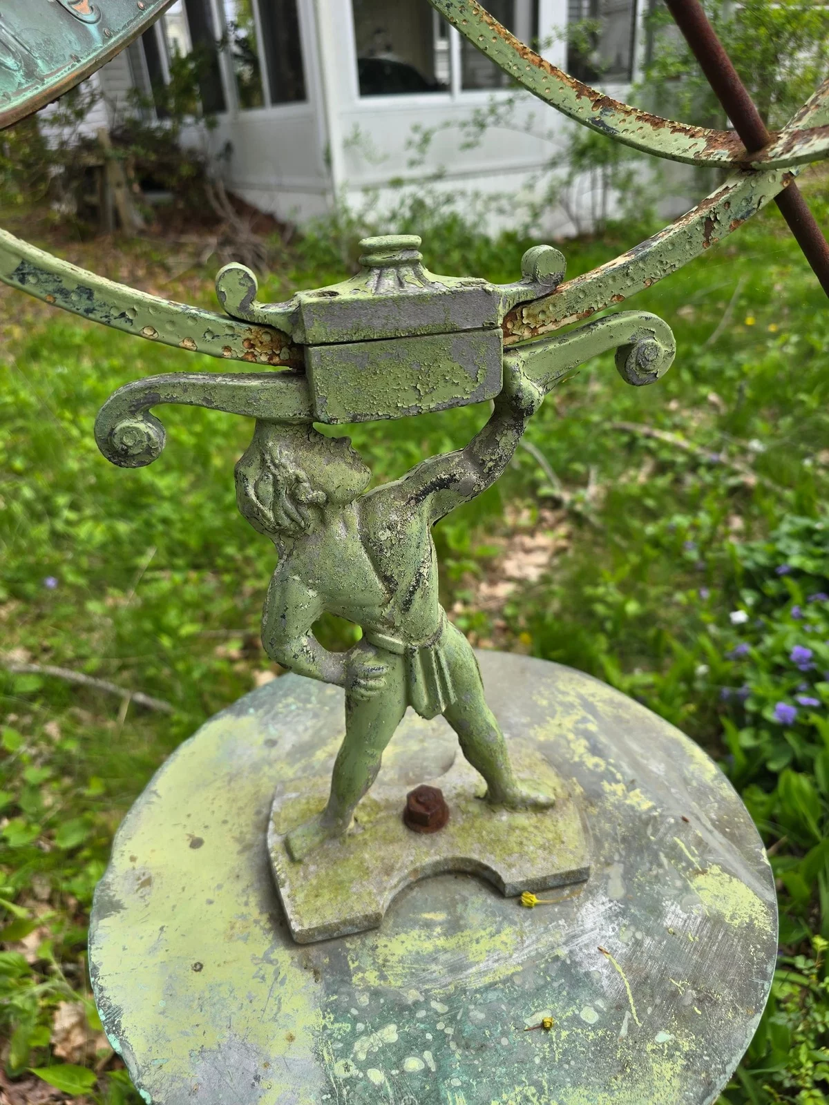 alte Gartenfigur als Metall mit Patina Spuren - Gartendeko Vintage 