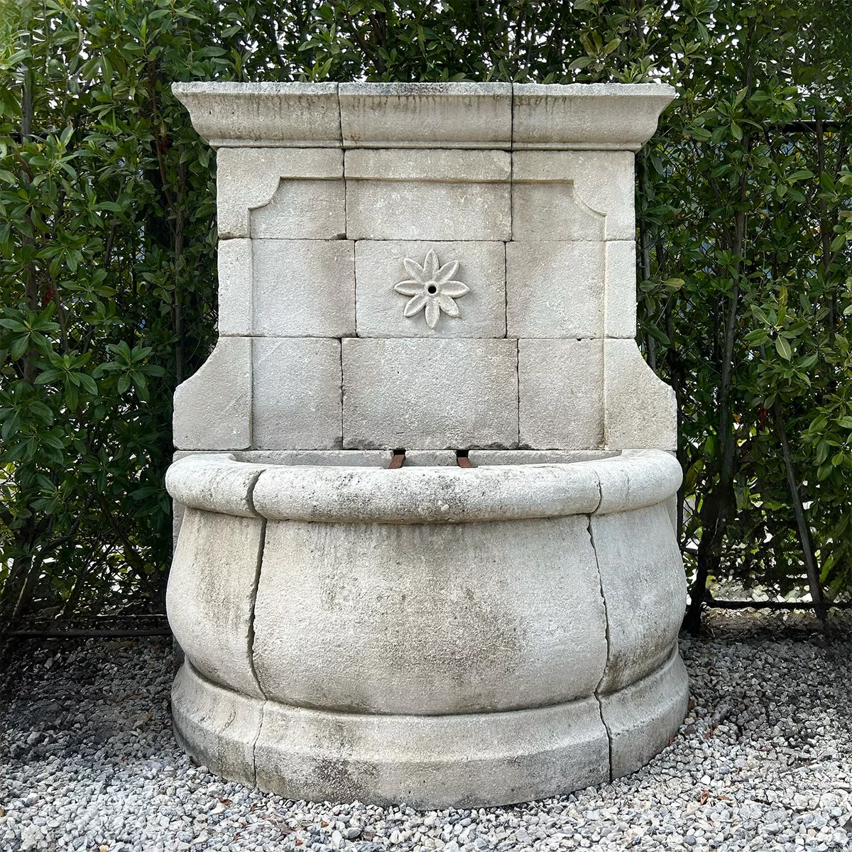 alter Brunnen aus Stein als Gartendeko Vintage 