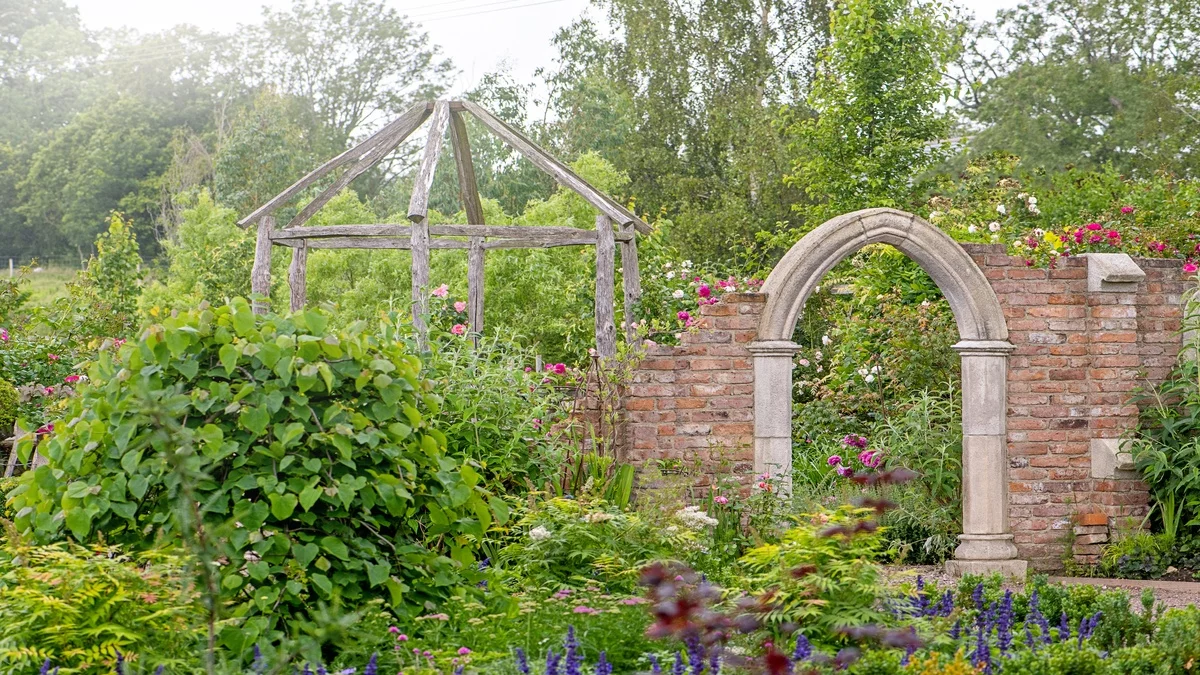 Ruinen aus Stein und Ziegeln als Gartendeko Vintage 
