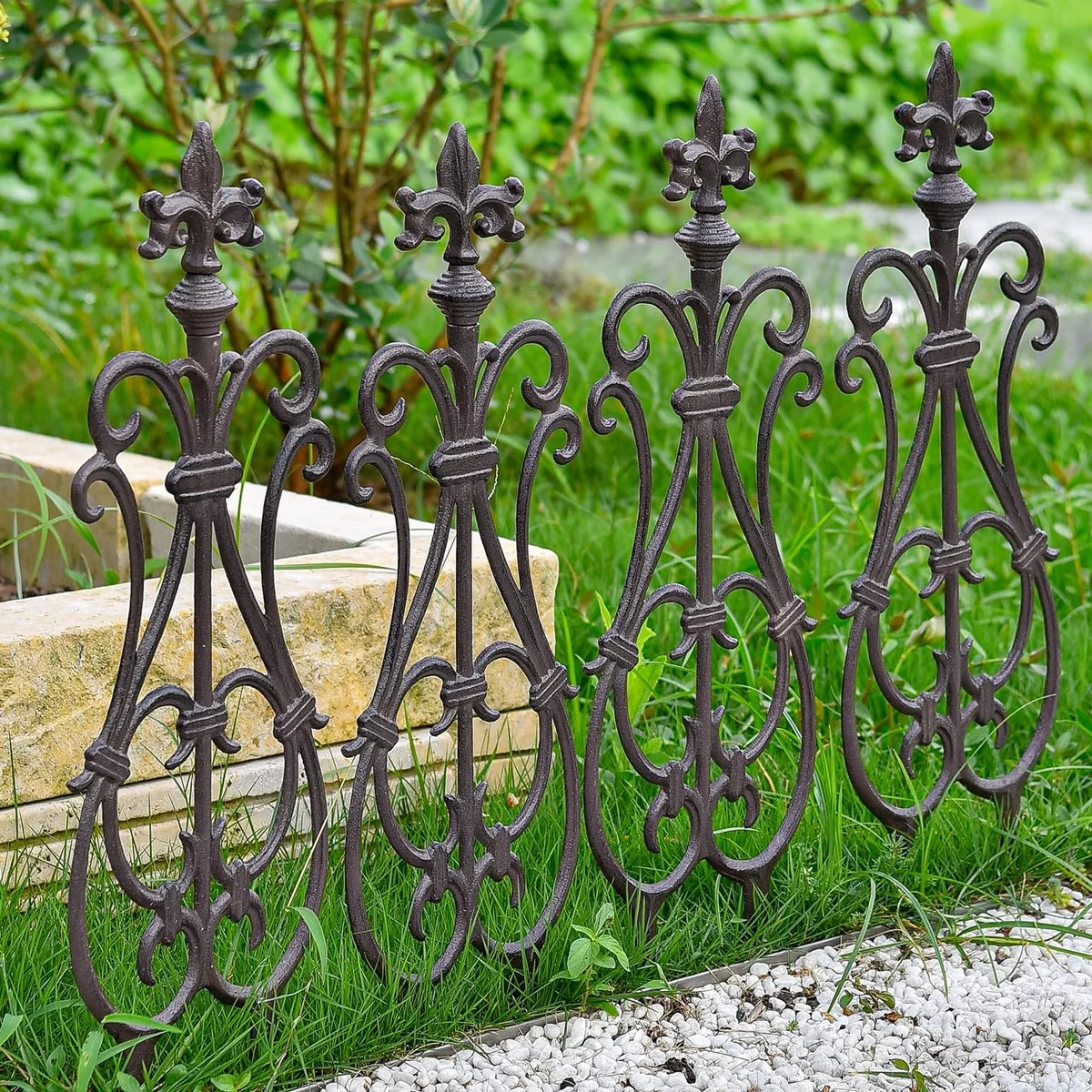 Gartenzaun aus metall mit Verzierungen in Vintage Stil 