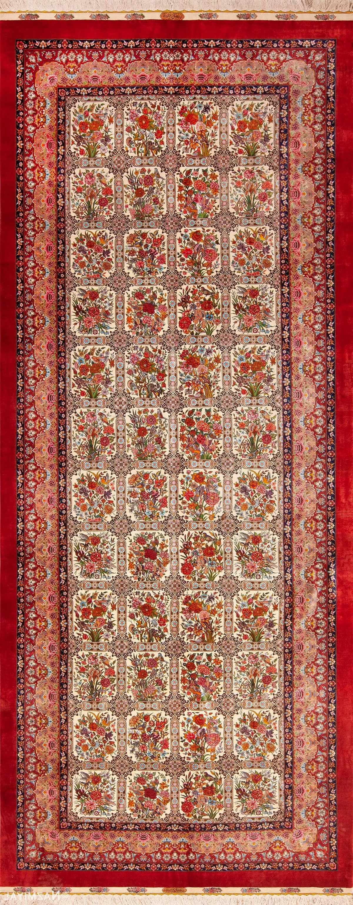 alter Teppich mit tollen Mustern als Gartendeko Vintage 