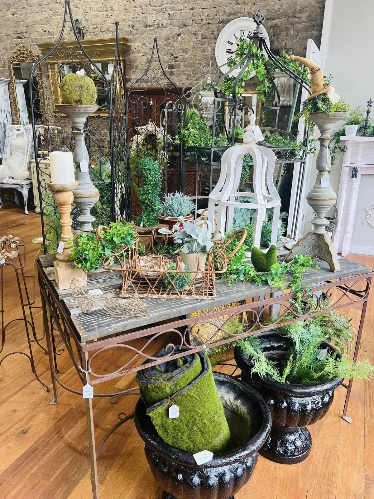 alte Laternen, kerzenhalter, Blumentöpfe als Gartendeko Vintage 